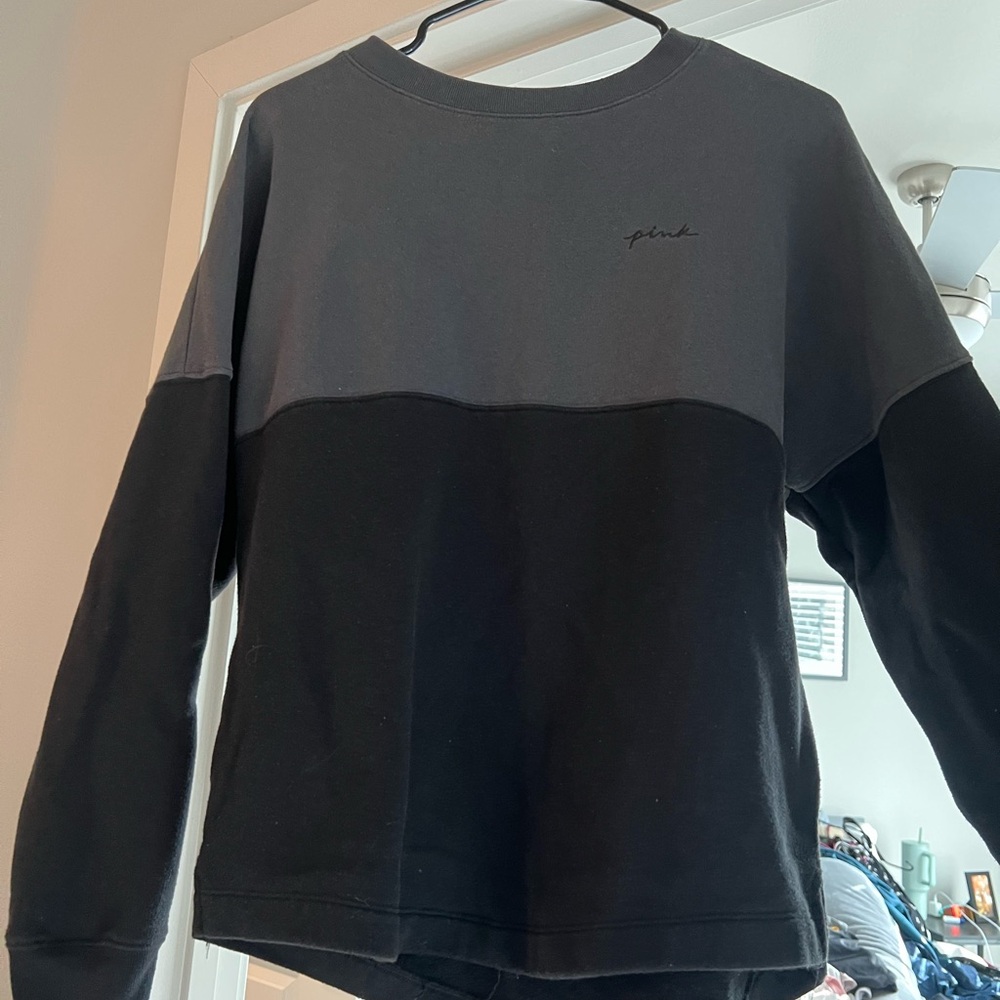 Pink crewneck
Size: extra small but runs a little big